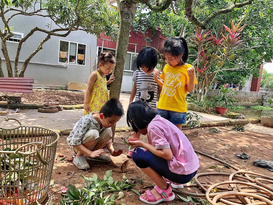 Kids playing games in the lychee garden (Photo: Vietnam+)