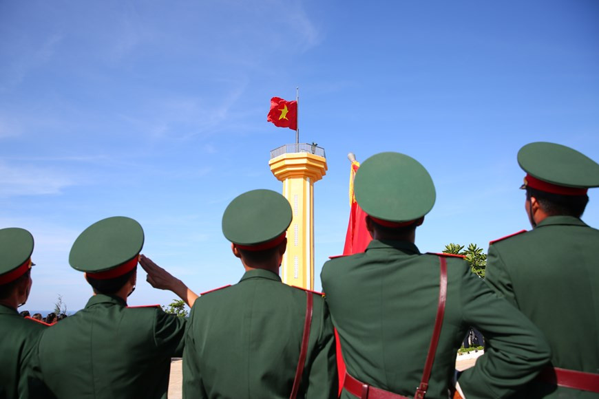 The flag-raising ceremony on Thoi Loi peak. The 20 metre national flagpole was built on May 4, 2013, facing towards the Paracel Island. The flag-raising ceremony on an island, which is rich in historical and cultural traditions and with a strategic position like Ly Son, has a deeper meaning. The annual flag-raising ceremony is a long-held tradition of locals on Ly Son island to pay tribute to late soldiers who spent their lives safeguarding the sovereignty over sea and islands of Vietnam. Ly Son island is also home to the Hoang Sa Flotilla which protected Hoang Sa and Truong Sa archipelagoes four centuries ago. (Photo: VietnamPlus) 