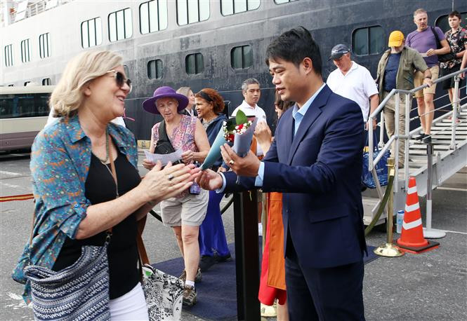 The Tourism Department of Da Nang and the Destination Asia Company, Da Nang branch, held ceremony to welcome Westerdam cruise ship with 1,250 foreign visitors to the central city on Jan 26, the second day of the Lunar New Year 2020 (Photo: VNA)