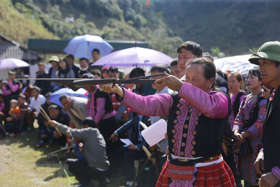 Mong ethnic people are playing folk games during the festival (Photo: VNA) 