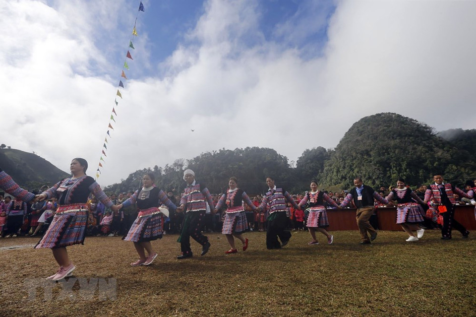 Mong ethnic people are dancing during the festival (Photo: VNA) 