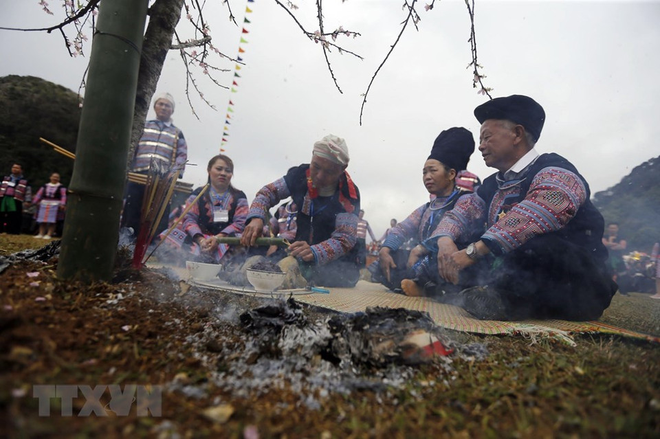 The shaman performs the rituals before the festival begins (Photo: VNA) 