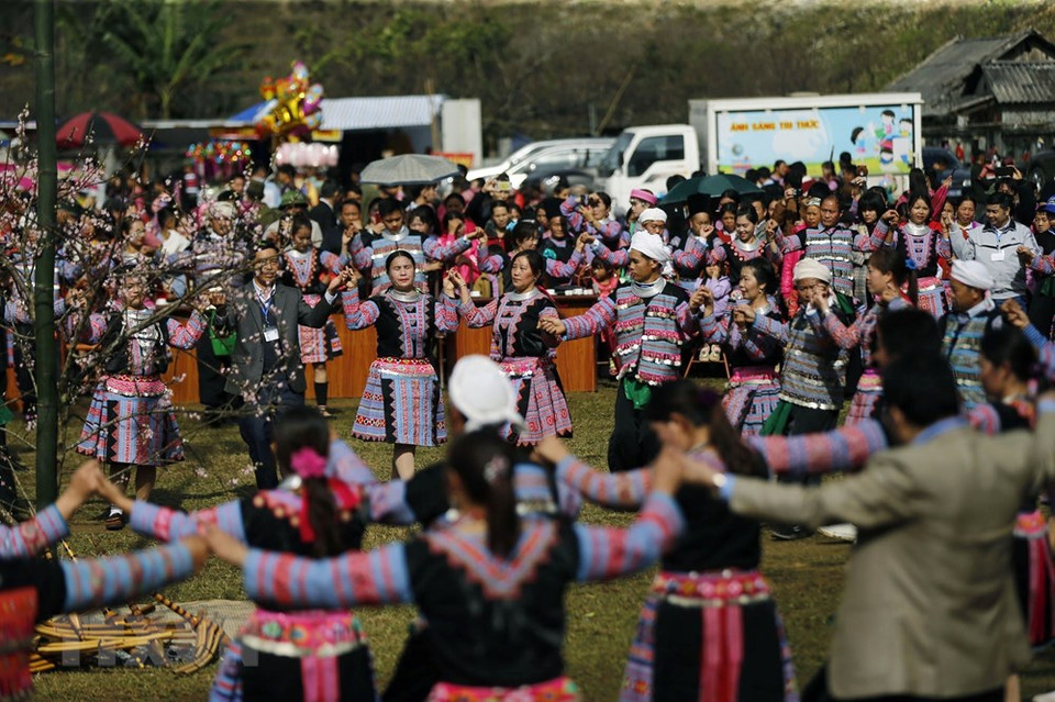 Mong ethnic people join together in a dance during the festival (Photo: VNA)