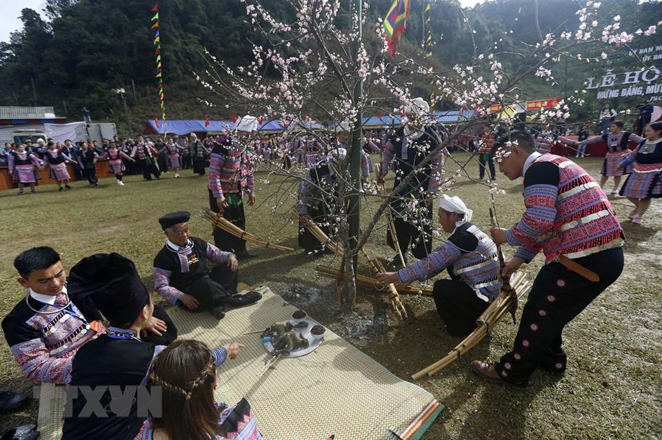 Young Mong ethnic people take part in rituals performed by the shaman before the festival begins (Photo: VNA)