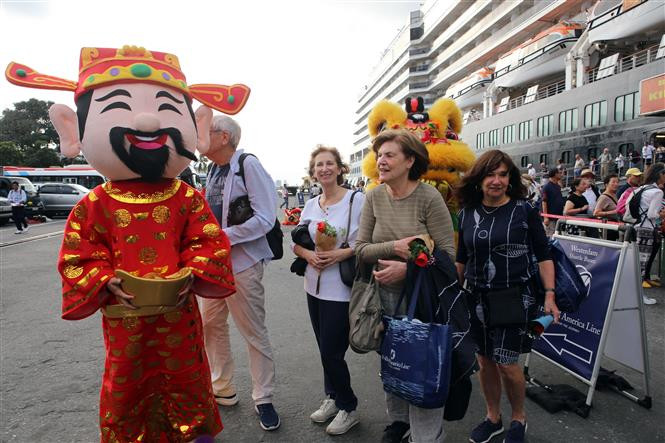 The welcome ceremony for the year’s first visitors is meant to popularise Da Nang as a friendly destination to international friends (Photo:VNA)