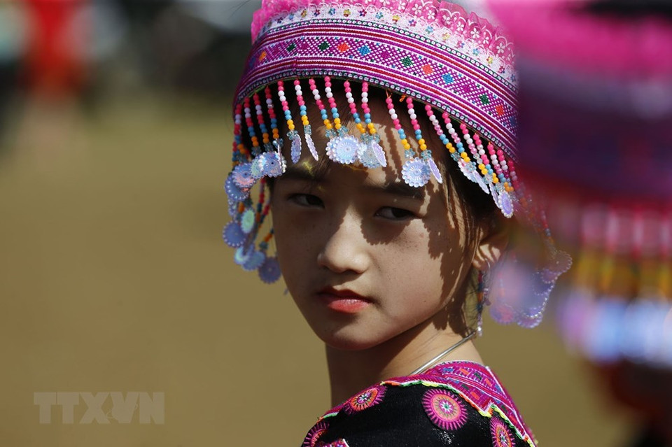 A Mong ethnic girl in Mai Chau district (Hoa Binh) is wearing colourful traditional hat during the festival (Photo: VNA)