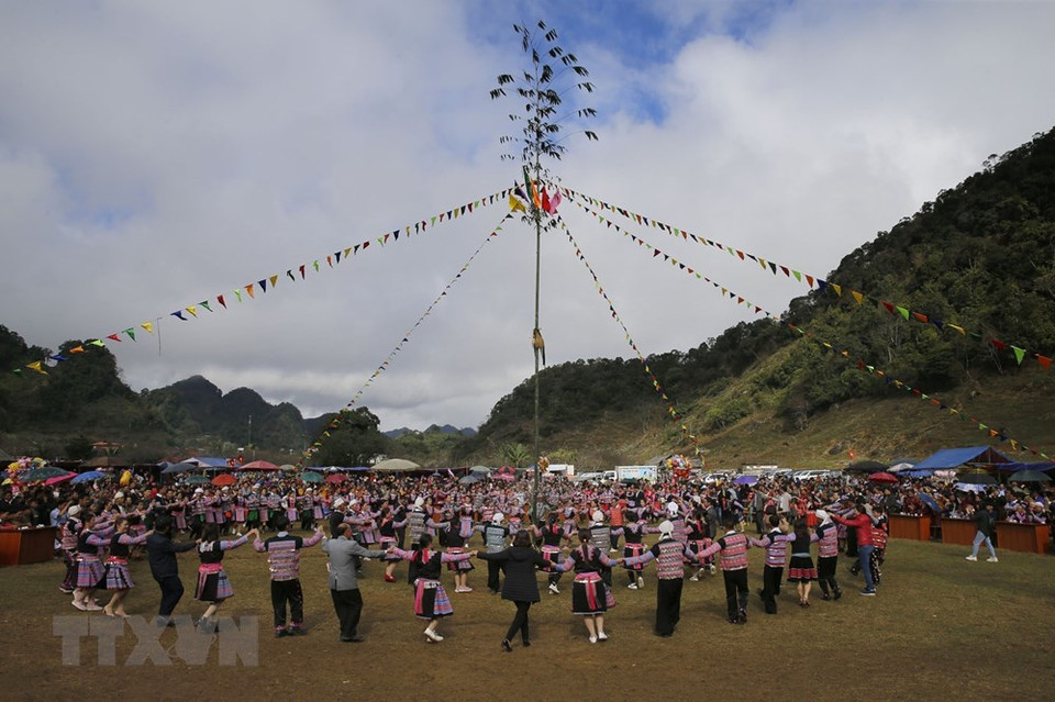 Mong ethnic people join together in a dance during the festival (Photo: VNA)