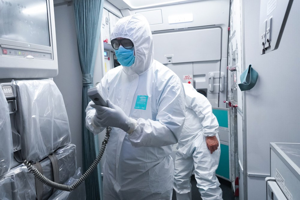 The flight does not serve meals, magazines, blankets and entertainment services to limit the risk of COVID-19 infection through repeated use of utensils. The virus that causes COVID-19 is spreading very easily and sustainably between people. Information from the ongoing COVID-19 pandemic suggests that this virus is spreading more efficiently than influenza, but not as efficiently as measles, which is highly contagious. In general, the more closely a person interacts with others and the longer that interaction, the higher the risk of COVID-19 spread. It may be possible that a person can get COVID-19 by touching a surface or object that has the virus on it and then touching their own mouth, nose, or possibly their eyes. (Photo: Vietnam+)