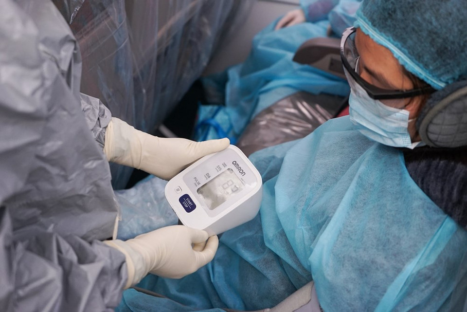 During the flight home, the medical staff measure passengers’ temperature and heart rate to ensure they are in good health condition and control COVID-19. Doctors and nurses of the National Hospital for Tropical Diseases joined the crew to the African nation to ensure passengers’ health during the journey. Crew members were equipped with special protective clothing while separate zones and air purifiers were set up onboard. Right after landing at the airport, all the crew members, doctors and passengers of the flight were taken to the National Hospital for Tropical Disease Campus No. 2 in Ha Noi's Dong Anh District for quarantine and treatment. (Photo: Vietnam+)