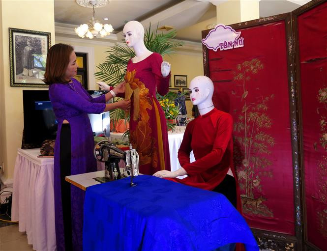 A place to display Vietnamese traditional ao dai (long dress) (Photo: VNA)