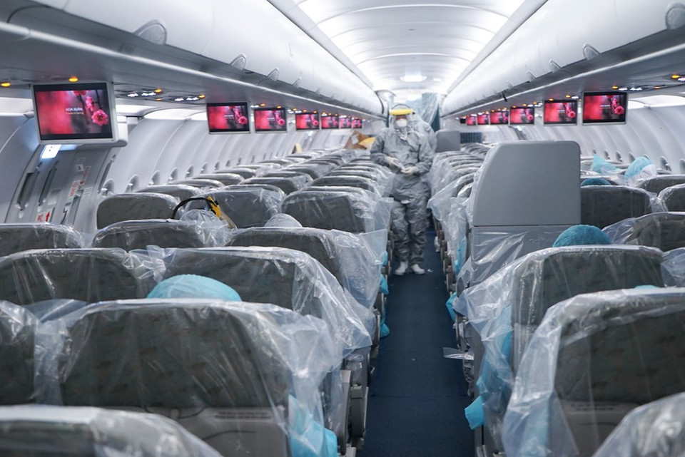 Seats on the aircraft are covered with plastic to limit the spread of the coronavirus which caused COVID-19 between people flying home from Wuhan city, China. The best way to prevent illness is to avoid being exposed to this virus. Vietnam Airlines has routinely clean and disinfect frequently touched surfaces. A disinfection procedure, which includes two steps – spraying disinfectant on the aircraft and cleaning equipment with “specialised liquid” has been developed. The airline said it has started to perform “thorough disinfection” in all passengers’ cabins, cockpits, galley areas, and particularly, frequently touched surfaces such as overhead compartments, armrests, headphones, buttons and so on. (Photo: Vietnam+)