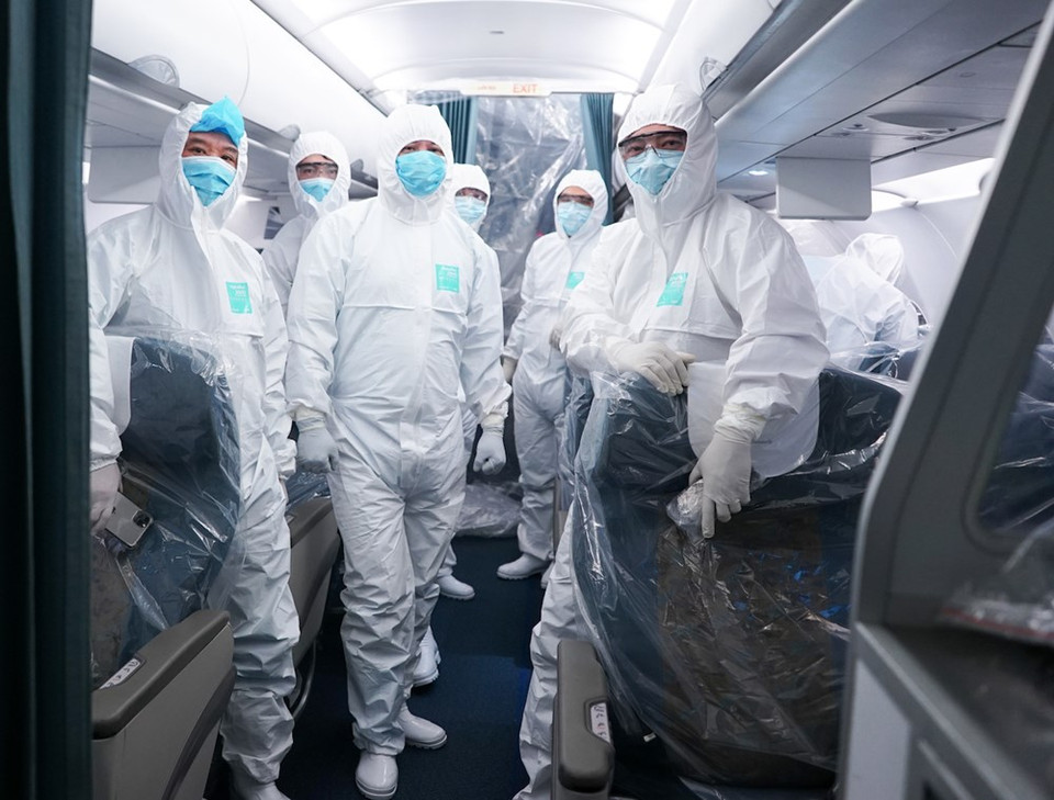 The strictest standards are applied to this special flight by the national flag carrier Vietnam Airlines to bring Vietnamese citizens home from China’s Wuhan city, which is being hit severely by coronavirus. Severe acute respiratory syndrome coronavirus 2 (SARS-CoV-2) is the strain of coronavirus that causes coronavirus disease 2019, the respiratory illness responsible for the pandemic. Colloquially known as simply the coronavirus, it was previously referred to by its provisional name, 2019 novel coronavirus (2019-nCoV) and has also been called human coronavirus 2019 (HCoV-19 or hCoV-19). The World Health Organization declared the outbreak a Public Health Emergency of International Concern on 30 January 2020, and a pandemic on 11 March 2020. (Photo: Vietnam+)