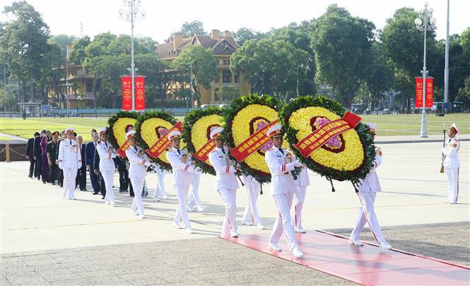 A delegation of the Party Central Committee, the State President, the National Assembly, the Government, and the Vietnam Fatherland Front Central Committee on July 25 paid tribute to President Ho Chi Minh on the occasion of the 73rd anniversary of War Invalids and Martyrs Day (Photo: VNA)