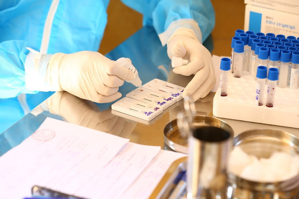 Health staff takes samples of people in Mai Dinh commune, Soc Son district (Photo: VNA) 