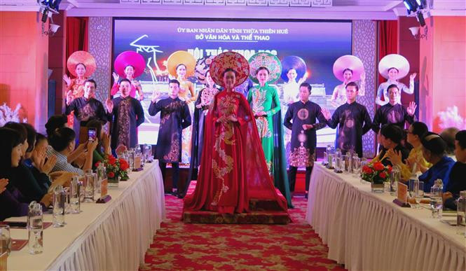 An ao dai performance at the event (Photo: VNA)