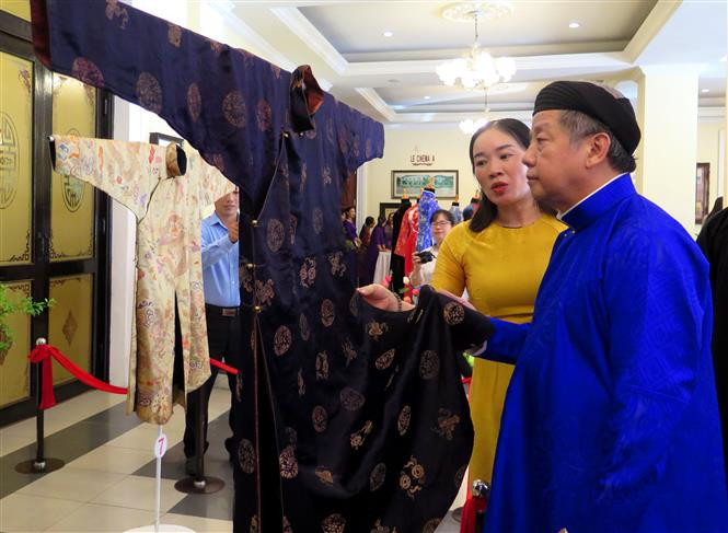A place to display Vietnamese traditional ao dai (long dress) (Photo: VNA)