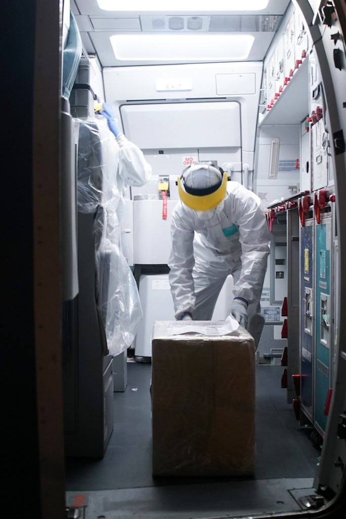 Immediately after landing, the aid goods presented to Chinese people is transferred to Chinese representatives at Wuhan Airport, Wuhan city, China. According to the airline, it is now using the disinfectants – Disinfection Spraying Solution CH2200 and Netbiokem DSAM – which it said “pose no adverse health risks to passengers”. The airline added that it has also implemented other preventive measures prior to take-off, such as conducting health screenings for passengers at the airports, refusing to carry passengers who show symptoms, and arranging seats that are spaced apart from one another if possible. The virus that causes the disease is spreading very easily and sustainably between people. (Photo: Vietnam+)