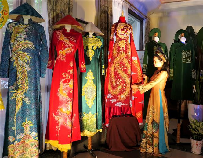 A place to display Vietnamese traditional ao dai (long dress) (Photo: VNA)