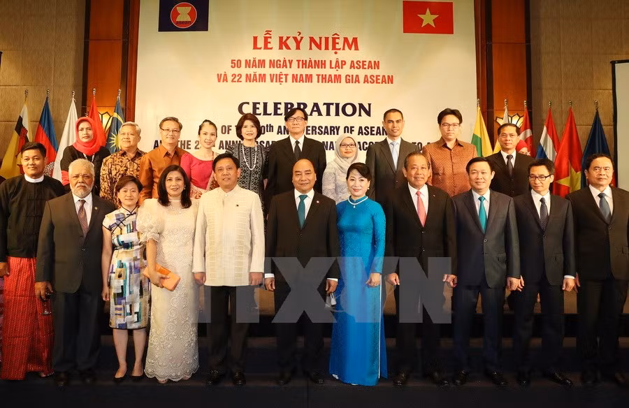 Prime Minister Nguyen Xuan Phuc takes a photo with delegates (Photo: VNA) 
