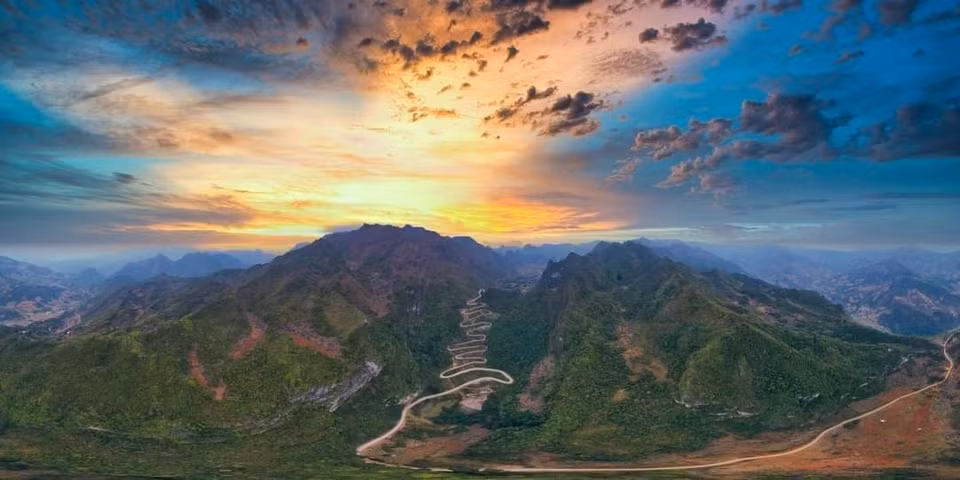The scary 15-storey-high Khau Coc Cha Pass in Xuan Truong commune, Bao Lac district. (Photo: VNA)