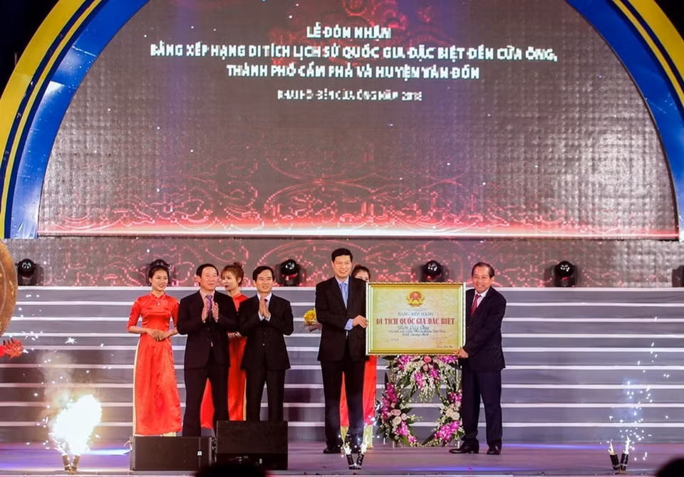Deputy PM Truong Hoa Binh presents to Quang Ninh authorities the certificate of national special intangible cultural heritage bestowed upon the Cua Ong Temple Festival (Photo: VNA)