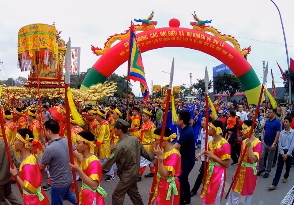 A colourful palanquin procession during the festival (Photo: VNA)