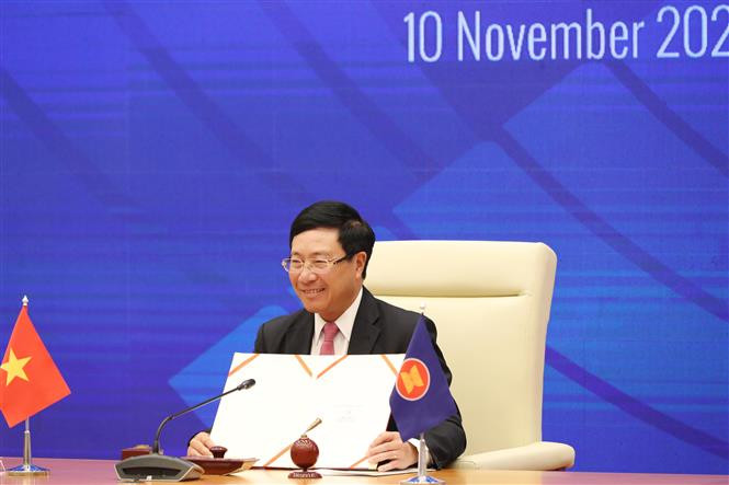 Deputy Prime Minister and Foreign Minister Pham Binh Minh presides over the signing ceremony (Photo: VNA)