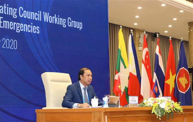Deputy Foreign Minister Nguyen Quoc Dung, head of SOM ASEAN of Viet Nam, chairs the meeting (Photo: VNA)