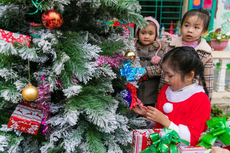 Vietnam is a country of many religions and beliefs. At present, about 90% of the Vietnamese population practice their religions and beliefs. Freedom of religion has been ensured and promoted in Vietnam. In the photo: Students at Quynh Lam B Primary School, Quynh Lam commune, Quynh Luu district, Nghe An province celebrate a warm and peaceful Christmas. Quynh Lam B Primary School has nearly 700 students who are children of Catholic families. These days, students, teachers and parents are joining hands to prepare for a merry Christmas. (Photo: VNA)