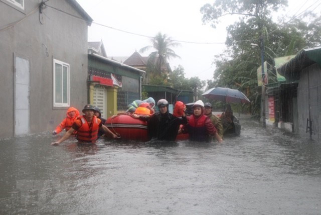 200 households in Ben Thuy ward, Nghe An city are evacuated to safer places (Photo: VNA)
