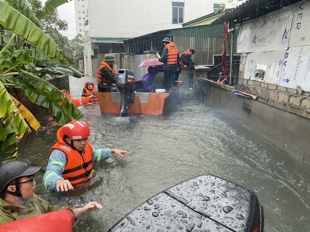 200 households in Ben Thuy ward, Nghe An city are evacuated to safer places (Photo: VNA)