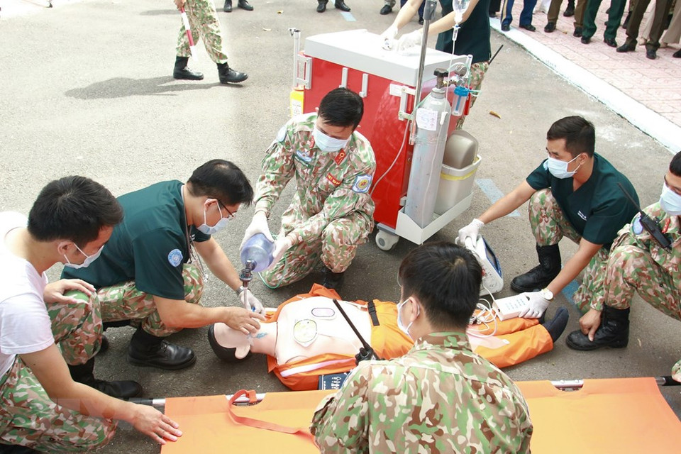 The staff members of the Level-2 Field Hospital No.3 are trained in first-aid skills at the scene. (Photo: VNA)
