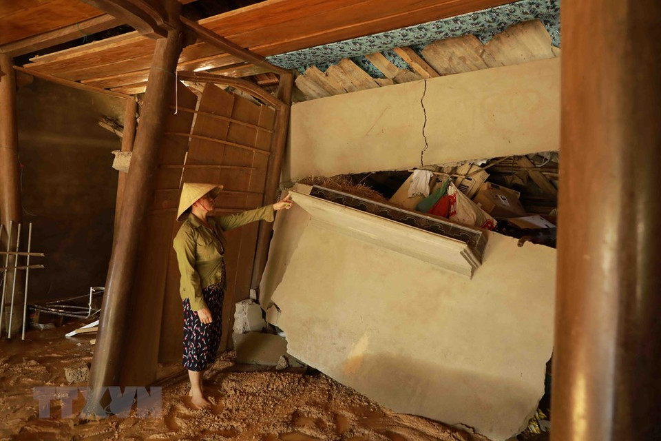 The authorities of Thach Hoa commune, Tuyen Hoa district, Quang Binh province manage to evacuate affected households to safer places. (Photo: VNA)