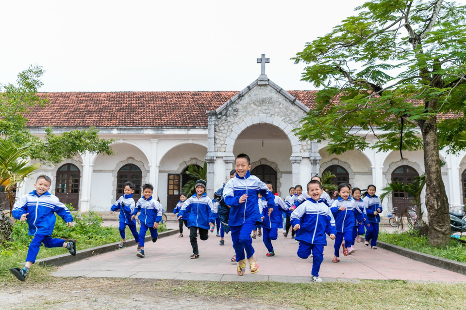 Quynh Lam B Primary School has nearly 700 students who are children of Catholic families. These days, students, teachers and parents are joining hands to prepare for a merry Christmas. (Photo: VNA)