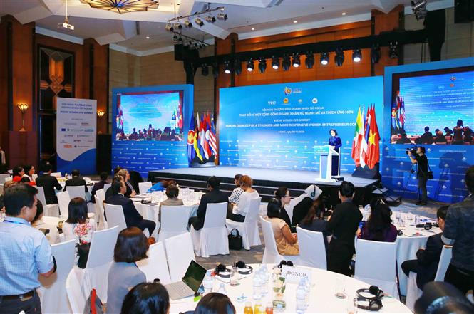 The ASEAN Women CEO Summit was held in Hanoi on November 9 under the theme “Making change for stronger and more responsive women entrepreneur community” (Photo: VNA)