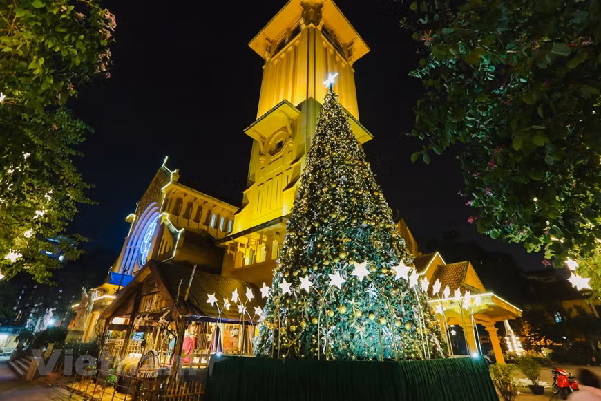 Big Christmas tree at Cua Bac Church (Photo: VNA)