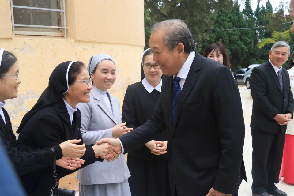 On the occasion, Deputy Prime Minister Truong Hoa Bin also visited the Da Lat Diocese and the Evangelical Church of Vietnam (South) in Lam Dong province to extend his Christmas greetings. In photo: Deputy Prime Minister Truong Hoa Binh visits the Da Lat Diocese. (Photo: VNA)