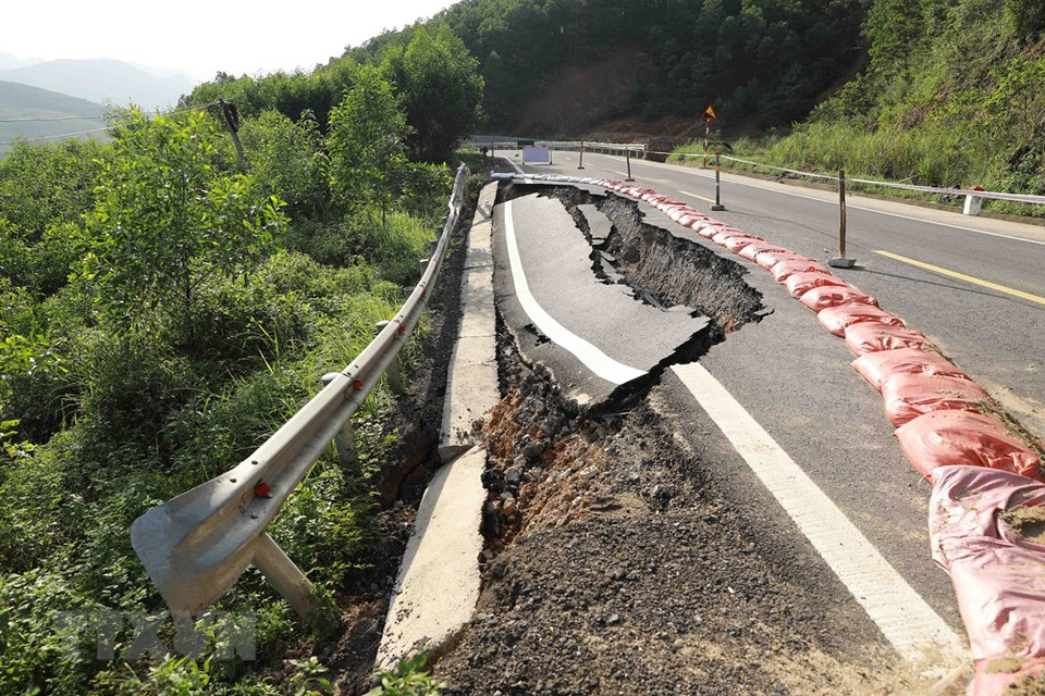 A section of Highway 12A is eroded due to flooding (Photo: VNA)
