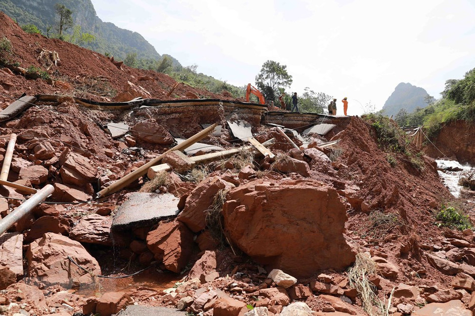 Highway 12A across Cha Lo border gate in Dan Hoa commune, Minh Hoa district, Quang Binh province is completely damaged (Photo: VNA)