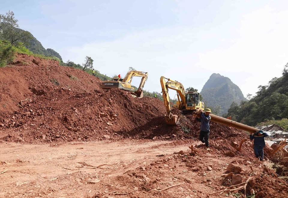 Efforts are being made to open a temporary road on the section of Highway 12A to faciliate transportation (Photo: VNA)