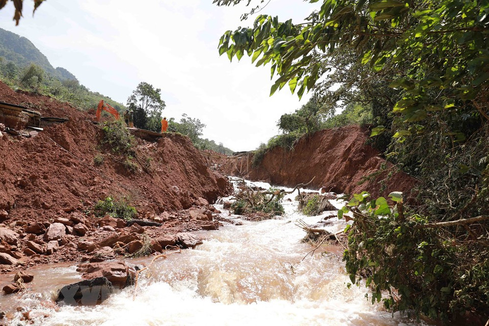 Highway 12A across Cha Lo border gate in Dan Hoa commune, Minh Hoa district, Quang Binh province is completely collapsed (Photo: VNA)