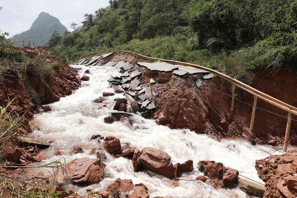 Highway 12A across Cha Lo border gate in Dan Hoa commune, Minh Hoa district, Quang Binh province is completely damaged (Photo: VNA)