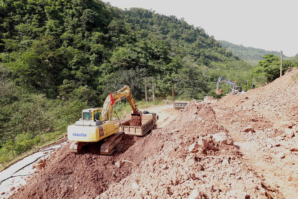 Efforts are being made to open a temporary road on the section of Highway 12A to faciliate transportation (Photo: VNA)