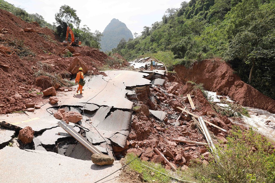 A section of Highway 12A is eroded due to recent flooding (Photo: VNA)