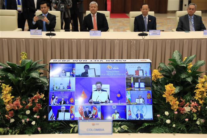 Deputy Prime Minister and Foreign Minister Pham Binh Minh, and other ASEAN Foreign Ministers witnessed the signing ceremony (Photo: VNA)