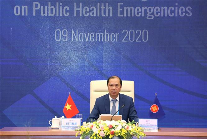 Deputy Foreign Minister Nguyen Quoc Dung, head of SOM ASEAN of Viet Nam, chairs the meeting (Photo: VNA)