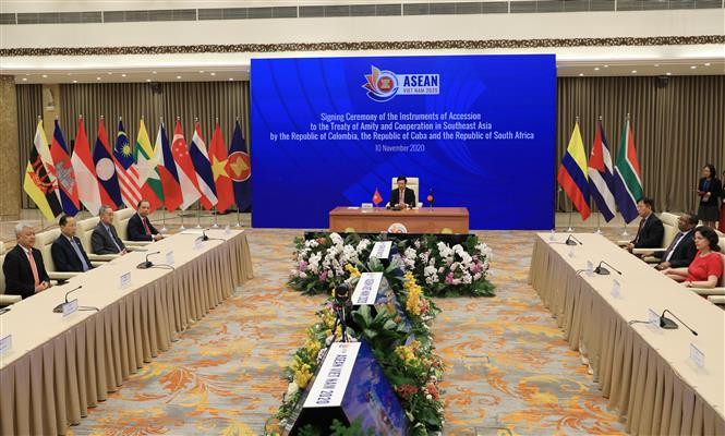 The signing ceremony of the instruments of accession to the Treaty of Amity and Cooperation in Southeast Asia (TAC) by Colombia, Cuba and South Africa is held online (Photo: VNA)