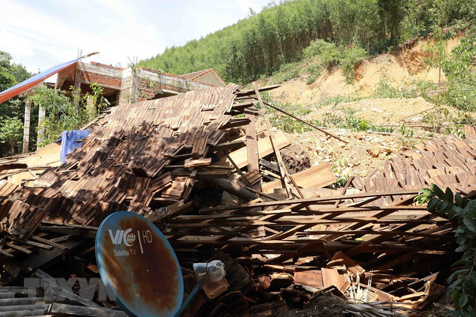 Landslides cause serious damage to nearly 20 households in Ba Con mountain area, Thach Hoa commune, Tuyen Hoa district (Photo: VNA)