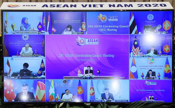 The 28th ASEAN Coordinating Council Meeting is held in a virtual format in Hanoi (Photo: VNA)
