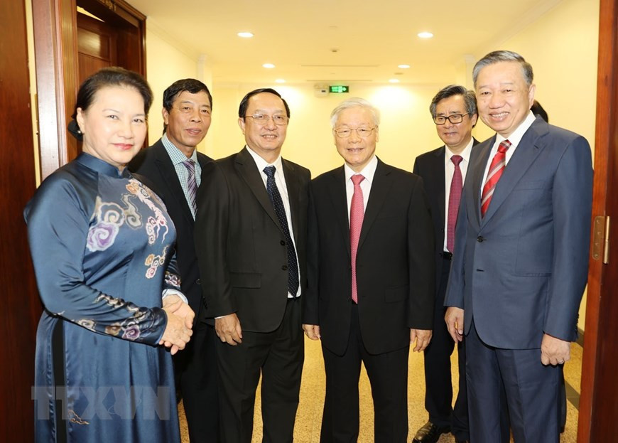 Party General Secretary and President Nguyen Phu Trong and National Assembly Chairwoman Nguyen Thu Kim Ngan with delegates attending the meeting (Photo: VNA)